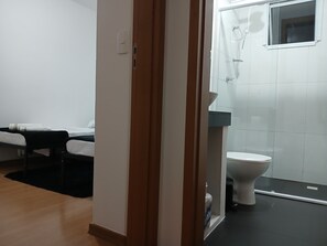 Towels, soap, toilet paper - Apartment with 2 bedrooms, swimming pool and private parking. Pets allowed. (Londrina)