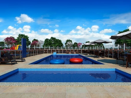 Pool. Apartment with 2 bedrooms, swimming pool and private parking. Pets allowed.