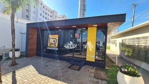 Un edificio moderno con escaparate que muestra un logotipo y la inscripción "CINDOSTORE".