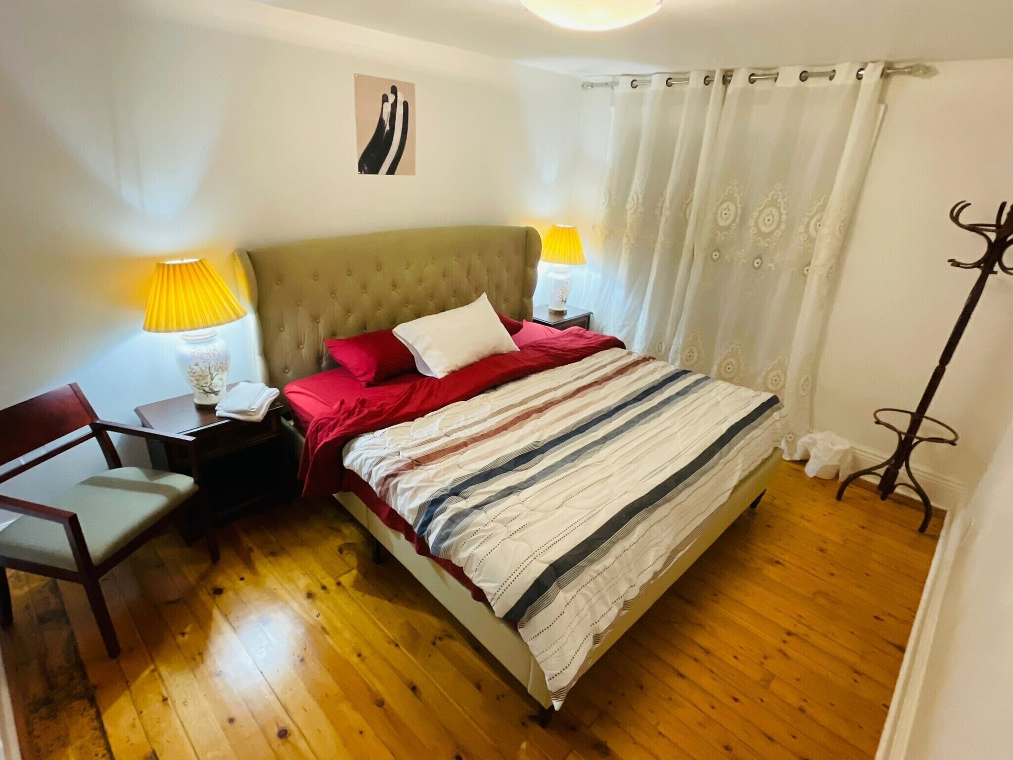 4 bedrooms, iron/ironing board, WiFi, bed sheets