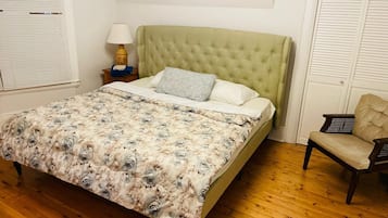 4 bedrooms, iron/ironing board, WiFi, bed sheets