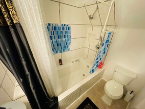 Sèche-cheveux, serviettes fournies, savon, papier toilette