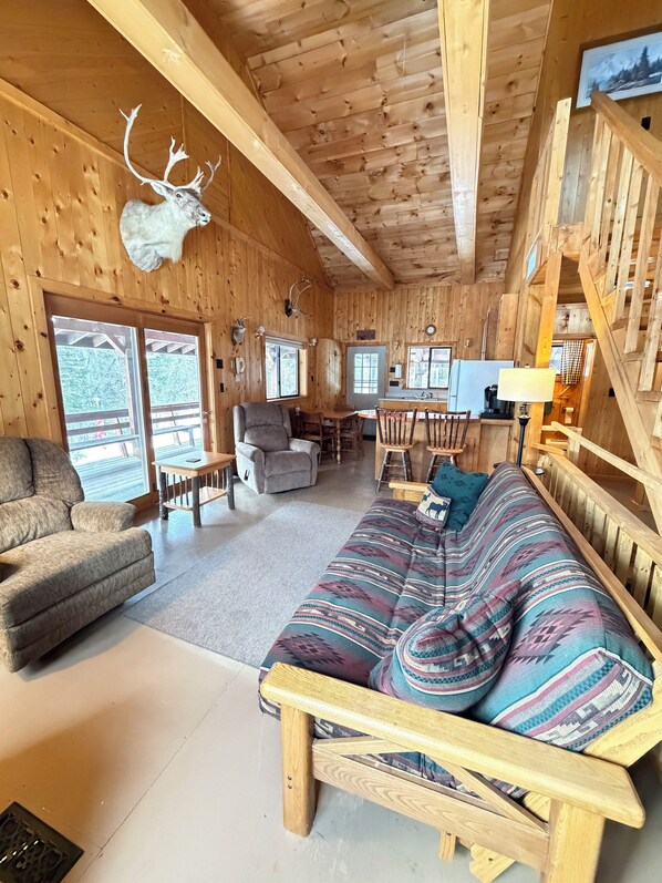 TV - Northwoods Snowmobile Cabin with direct access to ITS-85 in Monson (Monson)
