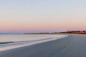 På stranden