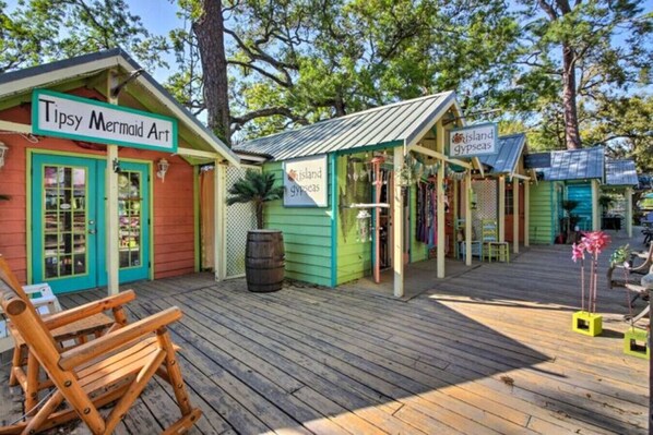 Exterior - The Island Breeze - 100 Yards from Beach! (Tybee Island)