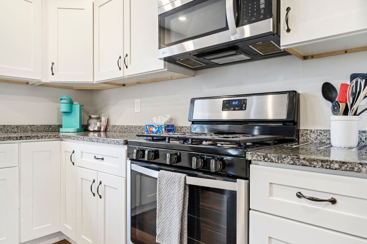 ثلاجة، ميكروويف، فرن، موقد طهي مسطح