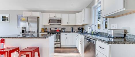 ثلاجة، ميكروويف، فرن، موقد طهي مسطح