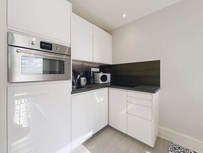 Fridge, oven, dishwasher, cookware/dishes/utensils - QUIBERON - Studio - 27m2 - Sea view (QUIBERON)