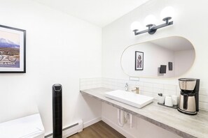 Hair dryer, towels, shampoo, toilet paper