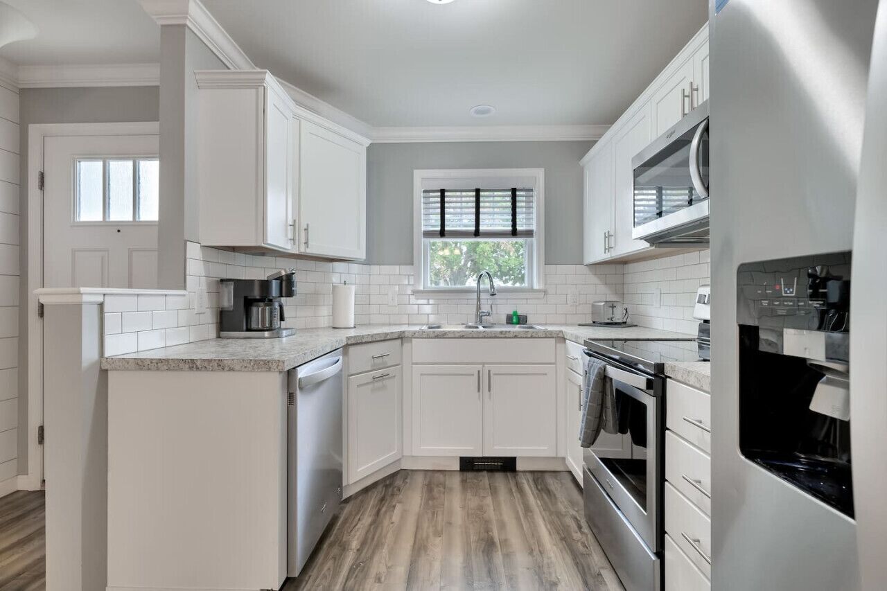 Frigorífico, horno, placa de cocina y lavavajillas