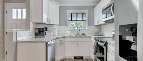 Frigorífico, horno, placa de cocina y lavavajillas