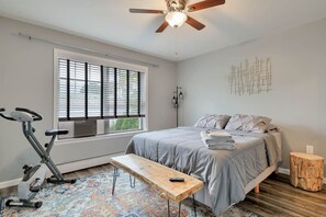 Iron/ironing board, travel cot, WiFi, bed sheets - Vacation & Entertainment: 2 BD Game Room Retreat (Bangor)