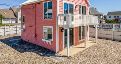 Pine Point Getaway: Beach House with Fire Pit