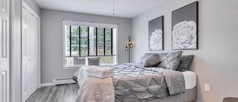 Travel cot, WiFi, bed sheets