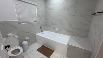 Dusche, Handtücher, Seife, Toilettenpapier