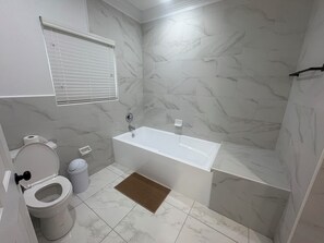 Dusche, Handtücher, Seife, Toilettenpapier