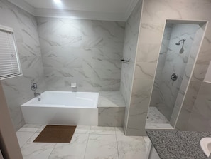 Douche, serviettes fournies, savon, papier toilette