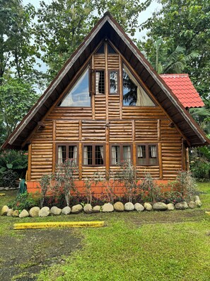Exterior - Rustic Chalet Cabin for 6•Private Pool-Gym Access (La Fortuna)