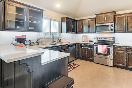 Fridge, microwave, stovetop, dishwasher. 4 Mi to OU Campus & Stadium! Suburban Norman Home