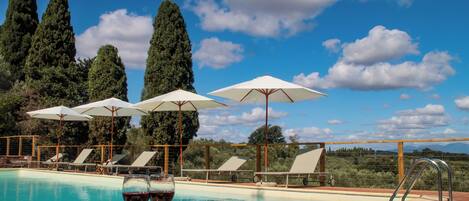2 Außenpools, Sonnenschirme, Liegestühle