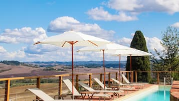 2 piscine all'aperto, ombrelloni da piscina, lettini
