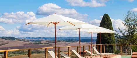 2 Außenpools, Sonnenschirme, Liegestühle