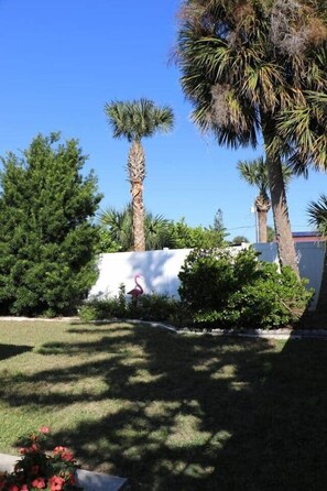 Property grounds - Stella's Beach House (Daytona Beach)