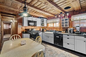 冷蔵庫、電子レンジ、オーブン、コンロ