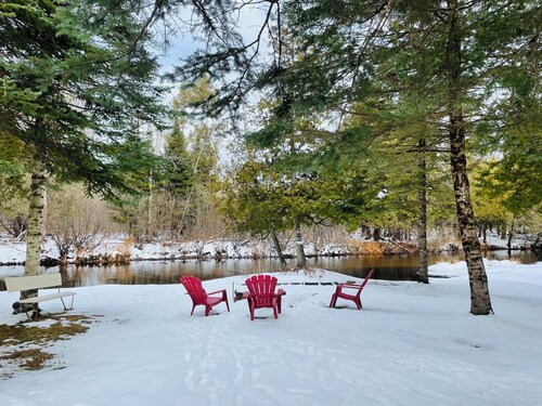 Chalet Des Rosiers - SPA and river access - Near Omega, Mont-Tremblant
