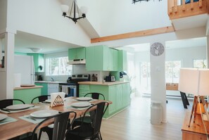 Frigorífico, microondas, horno y placa de cocina