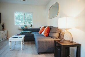 Una Smart TV, una chimenea, un futbolín, libros