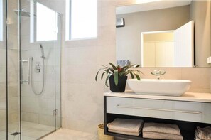 Hair dryer, toilet paper - Seawatch - Spa Pool & Panoramic Ocean Views (Nelson)