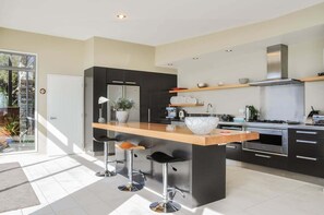 Fridge, microwave, oven, stovetop - Seawatch - Spa Pool & Panoramic Ocean Views (Nelson)