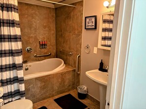 Douche, baignoire Ă remous, serviettes fournies, savon