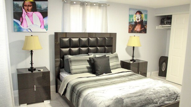 Una camera da letto con un letto, due comodini e un tavolino di fianco al letto.