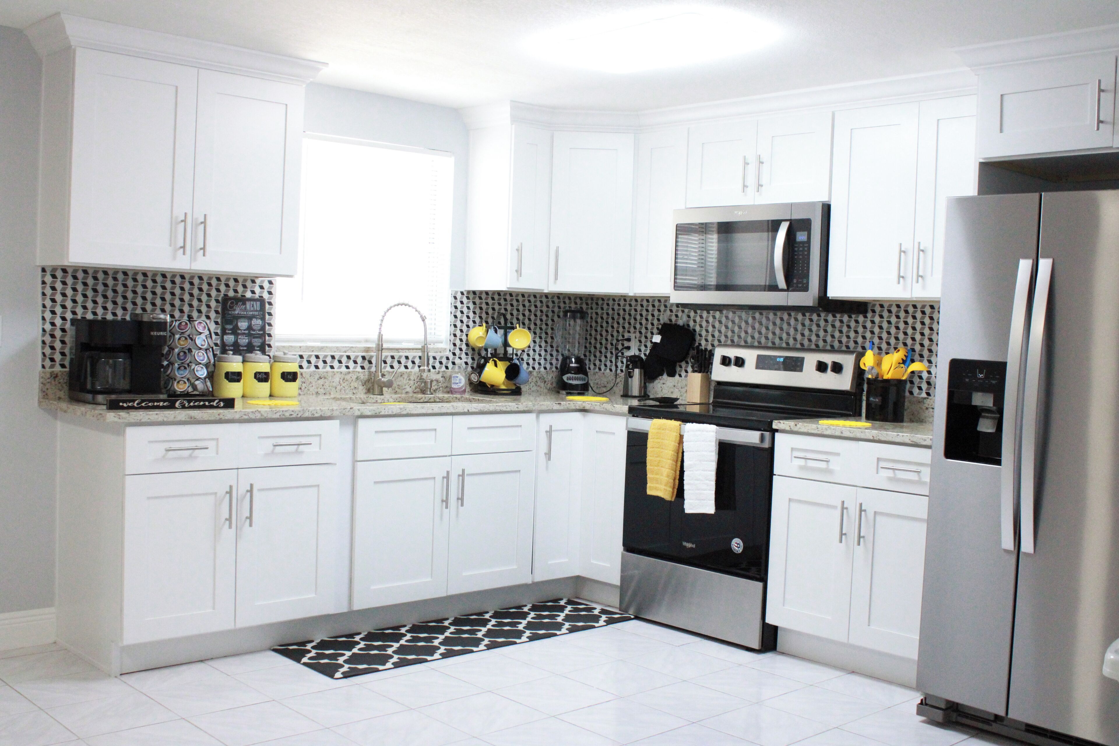 Micro-ondas, fogão, cafeteira/chaleira