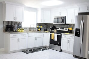 Microwave, oven, coffee/tea maker, cookware/dishes/utensils - Perfect 3-bedroom house with AC in lovely Tampa (Tampa)