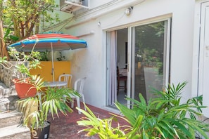 Outdoor dining - Charming 1-bedroom studio in beautiful Sint Maarten. (Philipsburg)