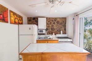 Paper towels - Charming 1-bedroom studio in beautiful Sint Maarten. (Philipsburg)