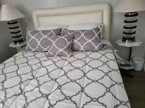 1 bedroom, iron/ironing board, bed sheets - Cozy 1-bedroom, bathroom, STUDIO WITH PRIVATE ENTRANCE, in lovely Port Charlotte (Port Charlotte)