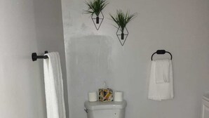 Dusj, hårføner, håndklær og såpe