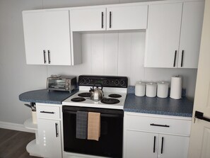 Private kitchen - Cozy 1-bedroom, bathroom, STUDIO WITH PRIVATE ENTRANCE, in lovely Port Charlotte (Port Charlotte)