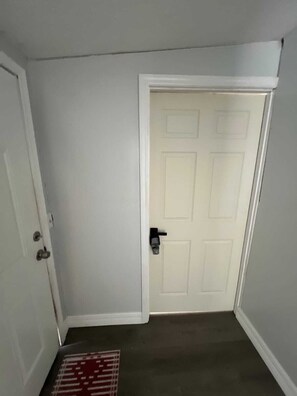 Interior - Cozy 1-bedroom, bathroom, STUDIO WITH PRIVATE ENTRANCE, in lovely Port Charlotte (Port Charlotte)