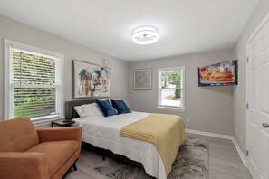 4 عدّة غرف نوم ومكواة/لوح كي وواي فاي وملاءات أسرّة