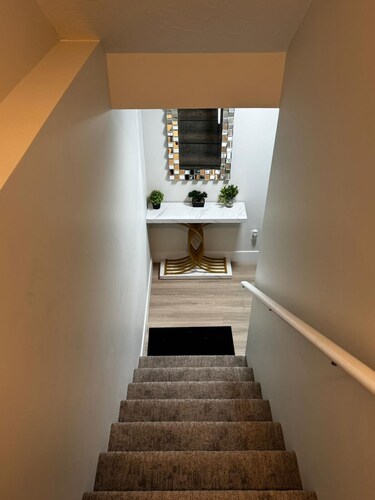 Cozy 1-bedroom apartment
Close to the YQM airport 
private entrance and style.