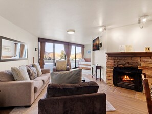 Smart TV - Silver King 218 | 150 Yards to Lifts | Fireplace | Kitchen | Mountain/Ski View | Pool & Hot Tub (Park City)