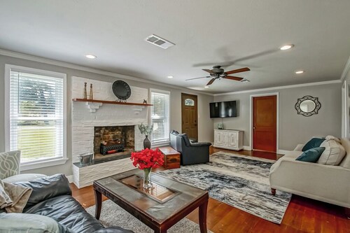 Gotta "Lovett" Farmhouse -Spacious 3 bedroom home on sprawling 6+ acres