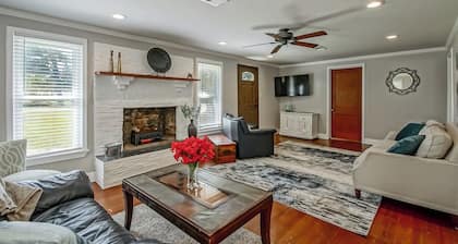 Gotta "Lovett" Farmhouse -Spacious 3 bedroom home on sprawling 6+ acres