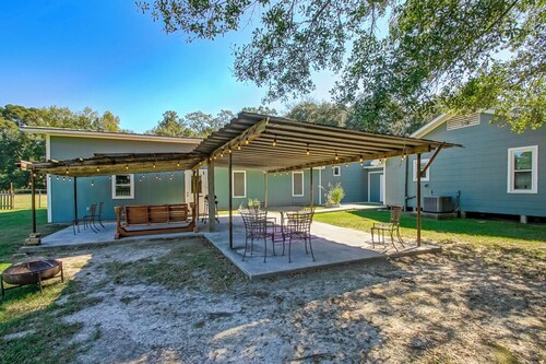 Gotta "Lovett" Farmhouse -Spacious 3 bedroom home on sprawling 6+ acres