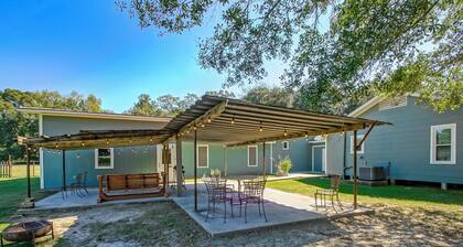 Gotta "Lovett" Farmhouse -Spacious 3 bedroom home on sprawling 6+ acres